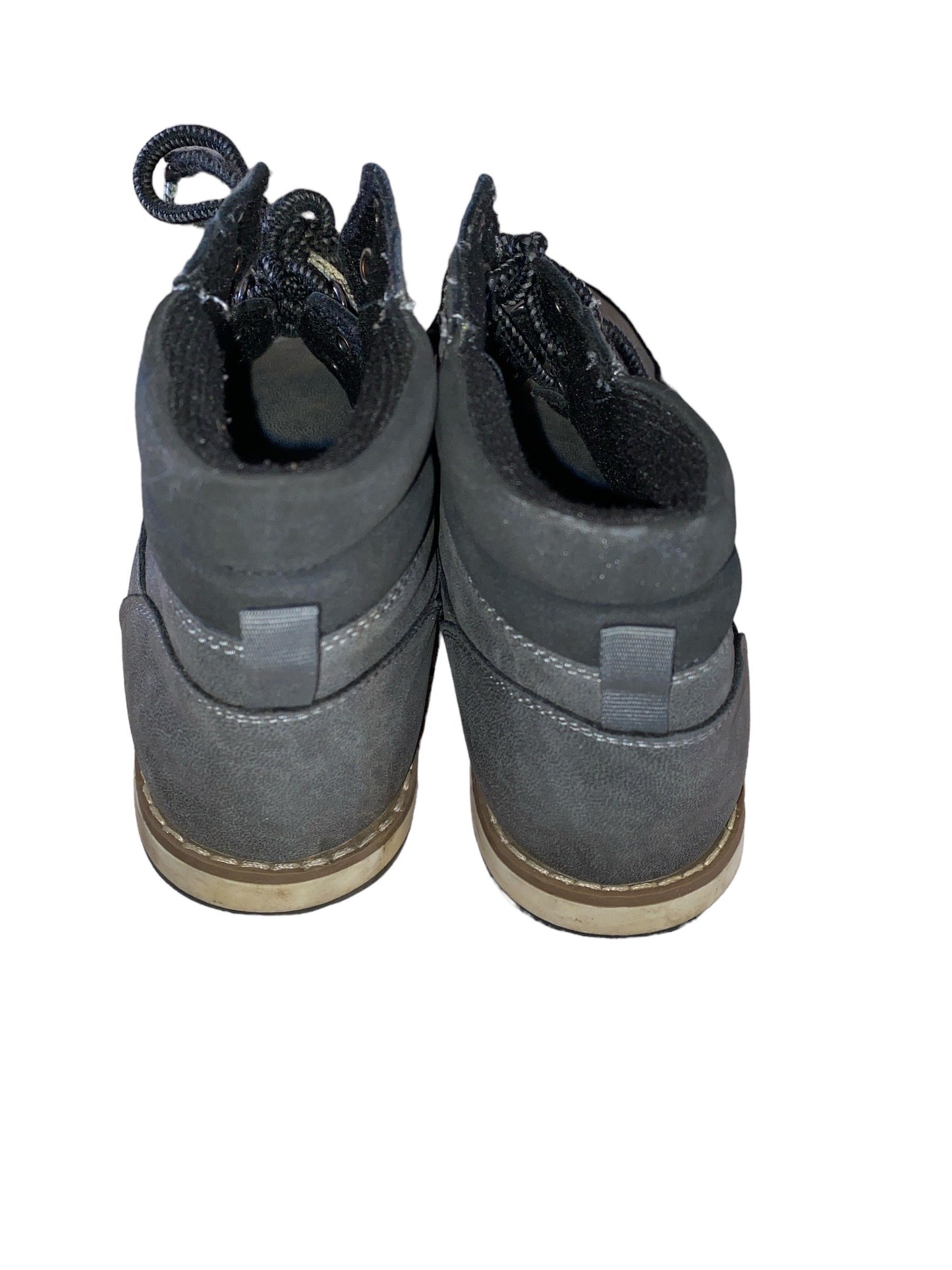 The Children's Place Gray/Black Boots Boys' Size 5 Pre-Owned