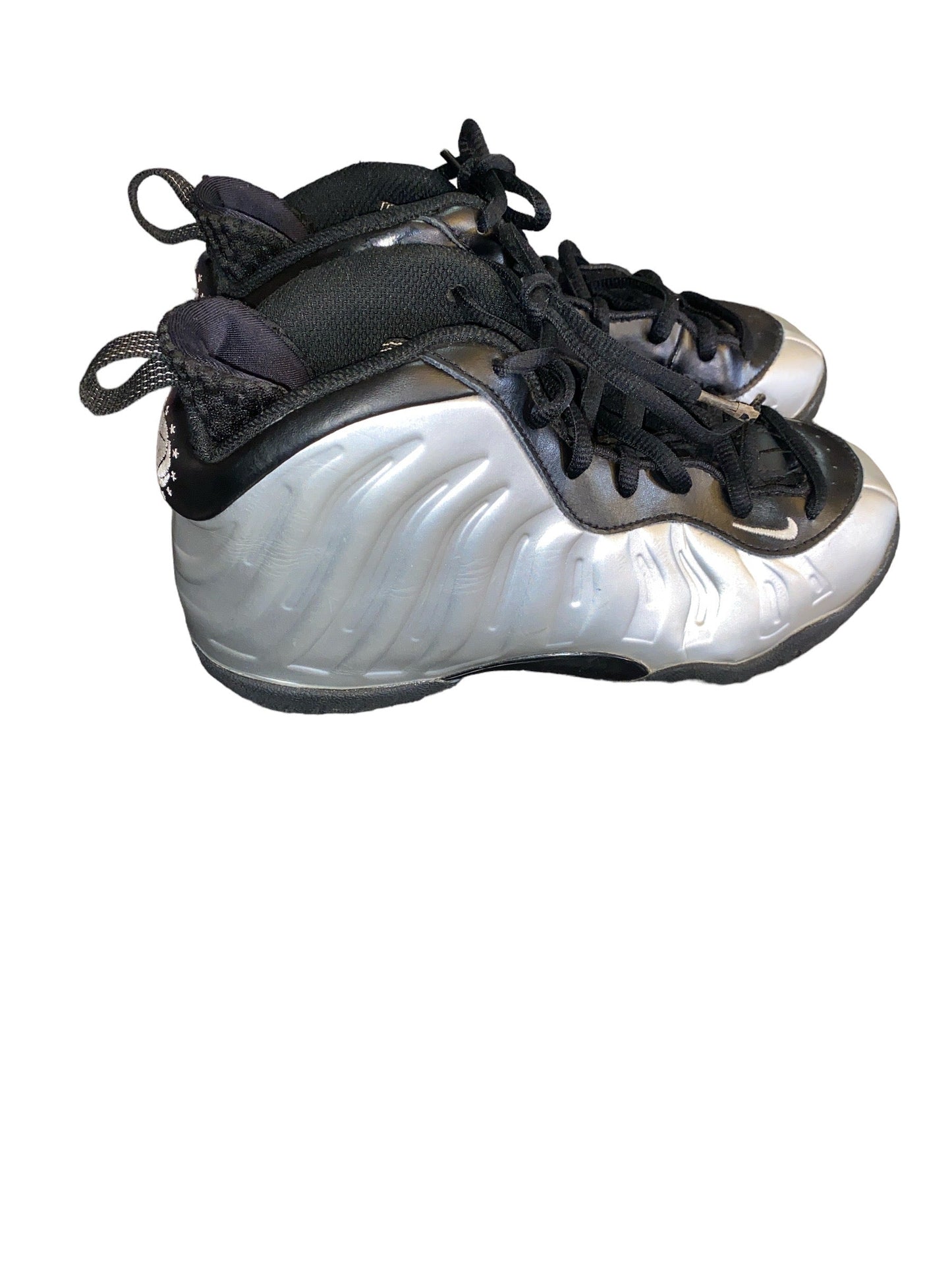 Nike Boys' Little Foam Posite Silver/Black/Red  Size 2.5Y Pre-Owned