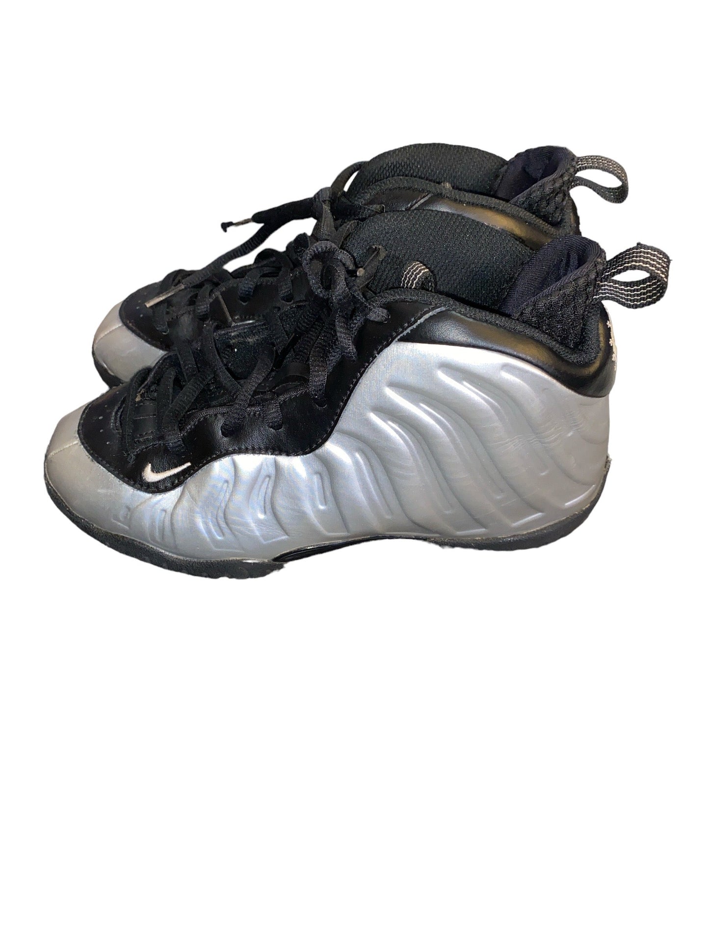 Nike Boys' Little Foam Posite Silver/Black/Red  Size 2.5Y Pre-Owned